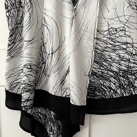 Black and white asymmetrical top - Picture 2 of 4